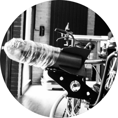 photo en noir et blanc du missile monté a l'avant d'un vélo de la grande course des magiciens sur leurs drôles de machines, le missile est recouvert d'une housse de protection en plastique enfilée comme un préservatif