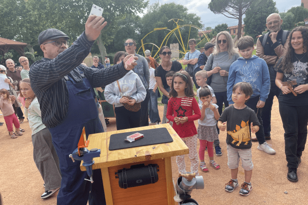 la grande course des magiciens - Bidulman fait un tour de cartes - © Franck Viala