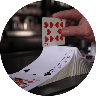 un des magiciens de la compagnie des magicos à roulettes exécute une vague avec des cartes à jouer