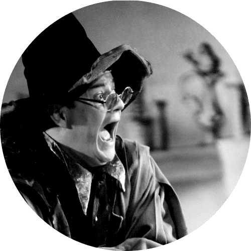 portrait en noir et blanc de bruno vitti dans son personnage de sorcier, le personnage est joyeux