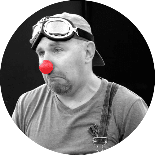 portrait de françois laurot le clown magicien, photo en noir et blanc avec le nez du personnage en rouge
