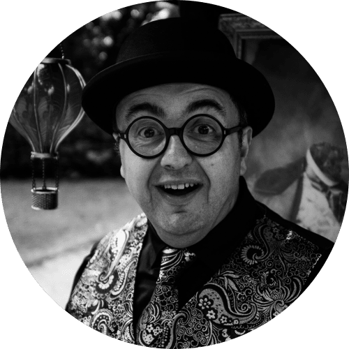 portrait en noir et blanc de laurent bastide dans son personnage de jean bobine, le magiciens bateleur bonimenteur